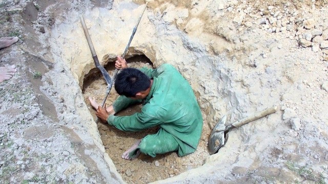 Tai nạn thảm khốc và bức hình chân dung liệt sĩ trong hố chôn tập thể - 7 Thời gian gần đây, hàng ngàn người đổ về vùng bán ngập lòng hồ thủy điện Sông Hinh (huyện Sông Hinh, tỉnh Phú Yên) để đào đá “lạ”. Không biết loại đá này dùng để làm gì nhưng hiện tại đá đang được thương lái thu mua cao, giá lên tới 3 triệu đồng/kg. (Ảnh: Trung Thi)