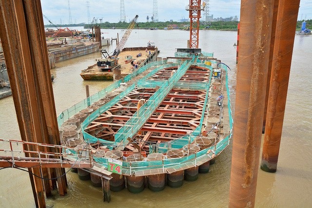 Tai nạn thảm khốc và bức hình chân dung liệt sĩ trong hố chôn tập thể - 10 Dự án chống ngập 10.000 tỷ đồng tại TPHCM phải ngưng thi công từ tháng 4/2018 do nhà đầu tư không được tái cấp vốn. Vướng mắc liên quan đến việc thay đổi xuất xứ, tiêu chuẩn thép. Tuy nhiên, nhà đầu tư khẳng định việc thay đổi thép thi công các cống ngăn triều được thực hiện đúng quy trình và giúp giảm chi phí hơn 90 tỷ đồng. (Ảnh: Quốc Anh)