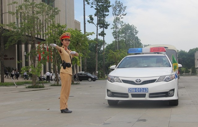 Tai nạn thảm khốc và bức hình chân dung liệt sĩ trong hố chôn tập thể - 9 Tại Diễn đàn kinh tế thế giới đang diễn ra tại Hà Nội, nhiều nữ Cảnh sát giao thông (CSGT) làm nhiệm vụ điều tiết, phân luồng giao thông, dẫn an toàn đoàn lãnh đạo cấp cao các nước, đại biểu. Hình ảnh nữ CSGT tận tâm, chuyên nghiệp đã lấy được nhiều thiện cảm của bạn bè quốc tế. (Ảnh: Châu Như Quỳnh)