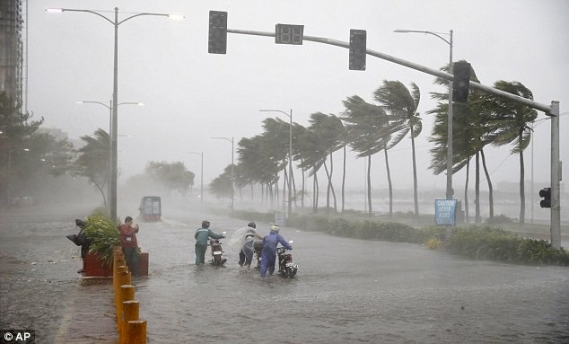 Philippines: Ít nhất 14 người chết do siêu bão Mangkhut - 10 “Cảm giác giống như ngày tận thế của thế giới vậy… Cơn bão này còn mạnh hơn cả bão Lawin”, Beheth Saquing, một người dân 64 tuổi, cho biết khi so sánh bão Mangkhut với một trong những cơn bão mạnh nhất tại Philippines năm 2016. (Ảnh: AP)