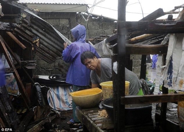 Philippines: Ít nhất 14 người chết do siêu bão Mangkhut - 6 “Hầu hết các ngôi nhà bị phá hủy, mái nhà bị thổi bay. Không có điện, thông tin liên lạc cũng bị cắt”, Rogelio Sending, quan chức chính phủ Philippines tại Tuguegarao, thủ phủ của tỉnh Cagayan - khu vực chịu ảnh hưởng trực tiếp do bão Mangkhut, nói với Reuters. (Ảnh: EPA)