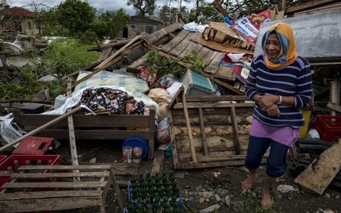Philippines: Ít nhất 14 người chết do siêu bão Mangkhut - 11 Vào sáng nay 16/9, bão Mangkhut với sức gió 145km/giờ đã bắt đầu rời khỏi Philippines và tiến về phía Hong Kong, Trung Quốc. Hàng trăm chuyến bay đã bị hủy bỏ ở Hong Kong và Trung tâm Khí tượng Trung ương Trung Quốc đã phát cảnh báo đỏ, mức cảnh báo cao nhất, cho cơn bão này. (Nguồn: EPA)