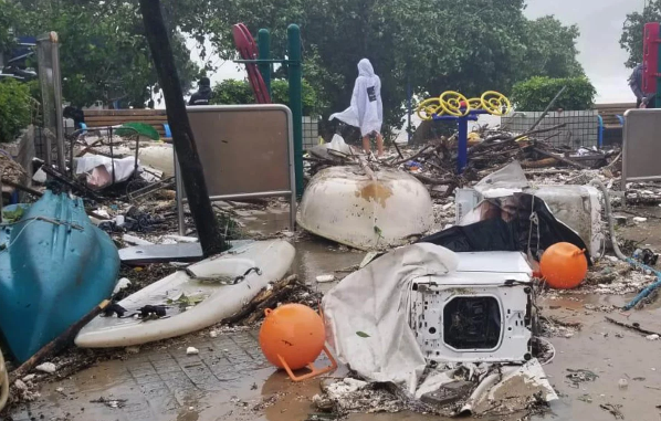 Rời Philippines, siêu bão Mangkhut càn quét Hong Kong - 6 Tại khu vực Hung Hom, hàng chục cửa sổ của các văn phòng đã bị phá hủy, cuốn theo nhiều đồ dùng và giấy trong gió bão.