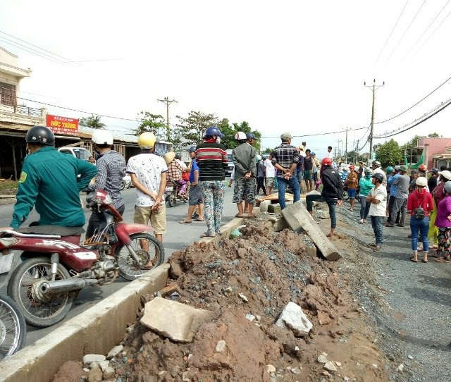 Tá hỏa phát hiện thi thể nam thanh niên nằm ngay dải phân cách đường - 1 Hiện trường vụ việc.