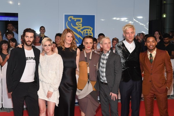 
Đoàn làm phim Jeremiah Terminator LeRoy - từ trái qua: Jim Sturgess, Kristen Stewart, Laura Dern, Savannah Knoop, Justin Kelly, James Jagger và Kelvin Harrison Jr dự LHP Toronto, Canada ngày 15/9
