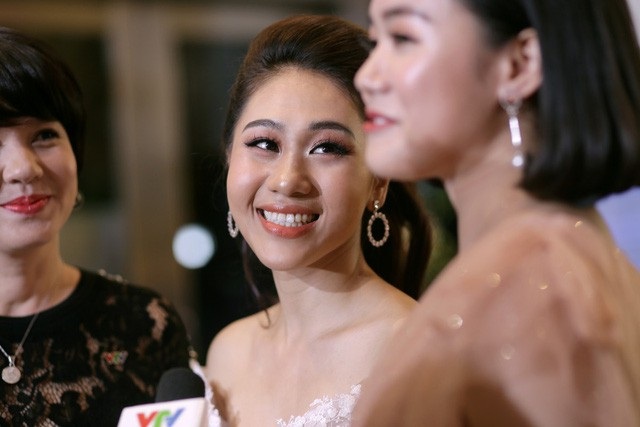 Hành động khó ngờ của Cường Đôla; phản ứng lạ của Nhã Phương cùng “tình cũ” Trường Giang - 13 MC “Bữa trưa vui vẻ” tiết lộ chuyện bị bố mẹ cấm đoán, bắt bỏ việc. “Gia đình từng phản đối rất nhiều khi tôi bắt đầu làm nghề. Bố mẹ mắng suốt ngày, bắt bỏ việc suốt vì thương con gái vất vả, lăn lộn với nghề. Nhưng vì yêu nghề nên tôi cứ vừa đi làm vừa thuyết phục bố mẹ”, MC Minh Trang chia sẻ.