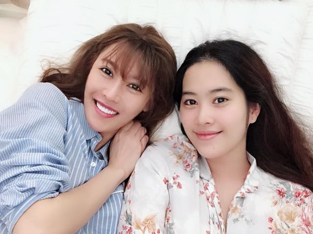 Hành động khó ngờ của Cường Đôla; phản ứng lạ của Nhã Phương cùng “tình cũ” Trường Giang - 2 Trong khi đó, Nam Em và Quế Vân hội ngộ sau nửa năm lùm xùm tình ái với Trường Giang đã lắng xuống. Sự hội ngộ của cặp đôi càng gây chú ý hơn bởi đúng vào thời điểm đám cưới của Trường Giang và Nhã Phương sắp diễn ra. Quế Vân còn vui vẻ nói rằng: “Thời gian này chị em tớ sẽ chỉ ăn và hưởng mùa thu Hà Nội” thể hiện sự phớt lờ, không quan tâm tới thông tin về người cũ.