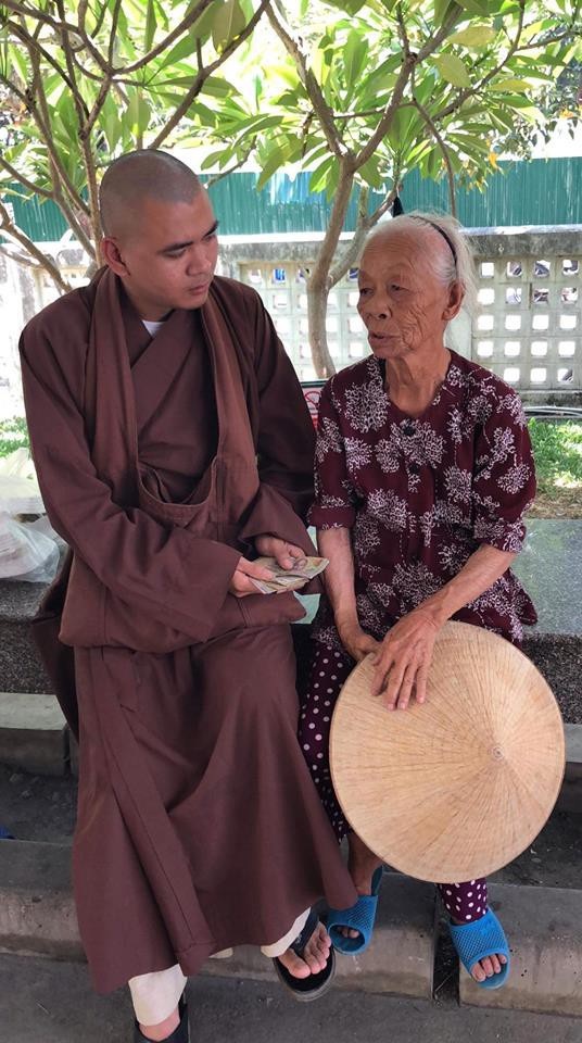 Sự hồi sinh kỳ diệu của bé gái 6 tuổi trong tình trạng nguy kịch - 2 Sư thầy Thích Tuệ Thành, nhà thiện nguyện Hoàng Thái đến thăm và truyền hơi ấm tình thương giúp cụ cháu bé Thu Trâm có thêm động lực vượt qua hoạn nạn.