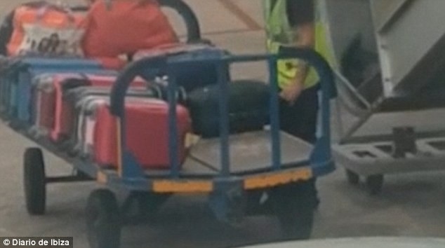 Cận cảnh nhân viên sân bay “ngang nhiên” móc trộm đồ trong vali của khách - 1 Nhân viên sân bay mở vaili của khách