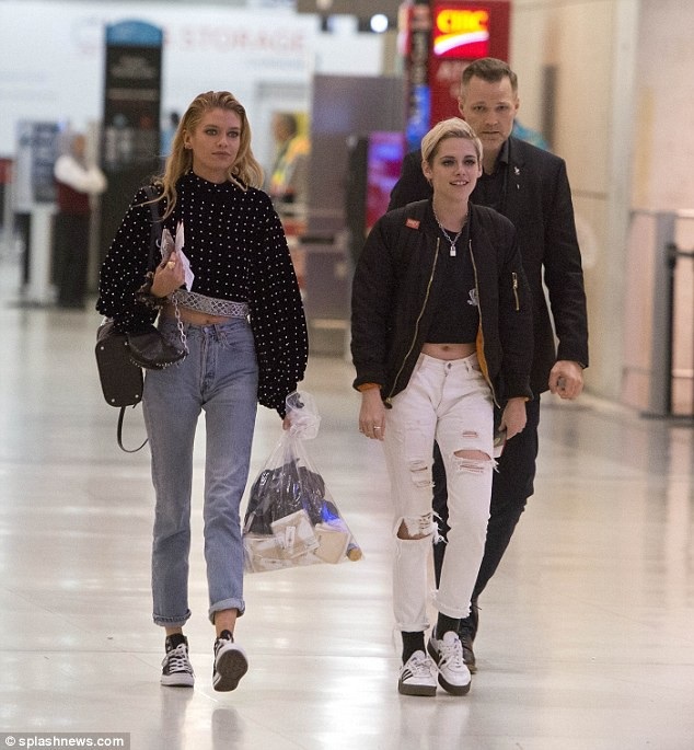 Kristen Stewart hạnh phúc nắm tay bạn gái - 1
Kristen Stewart và Stella Maxwell xuất hiện tại sân bay Toronto, Canada ngày 16/9 vừa qua