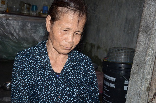Cô Ngô Thị Tý (65 tuổi), mắc dị tật chân bẩm sinh, khiến cô đi lại hết sức khó khăn.