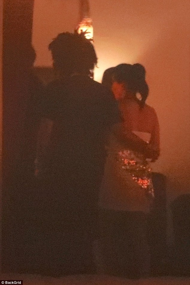 Kourtney Kardashian vui cuối tuần bên "trai lạ" - 2
Luka Sabbat, 20 tuổi vòng tay ôm eo tình tứ người đẹp 39 tuổi