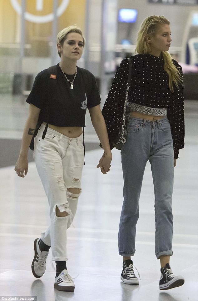 Kristen Stewart hạnh phúc nắm tay bạn gái - 2
Cặp đôi nắm tay nhau rất hạnh phúc