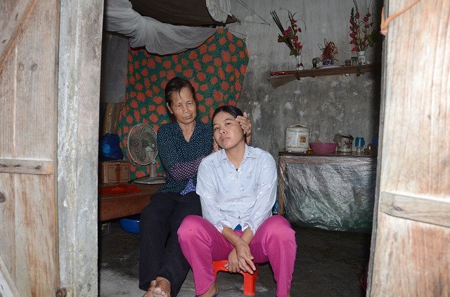 Đau lòng nhìn bát cơm nguội với mắm của bác tật nguyền chăm cháu tâm thần - 4