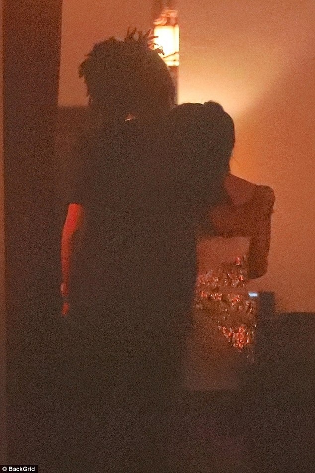 Kourtney Kardashian vui cuối tuần bên "trai lạ" - 3
Chị cô Kim và bạn trai mới đi chơi cùng nhau dịp cuối tuần