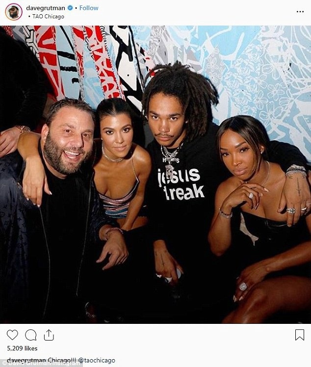 Kourtney Kardashian vui cuối tuần bên "trai lạ" - 4
Kourtney Kardashian và Luka cùng bạn bè đi chơi tại hộp đêm