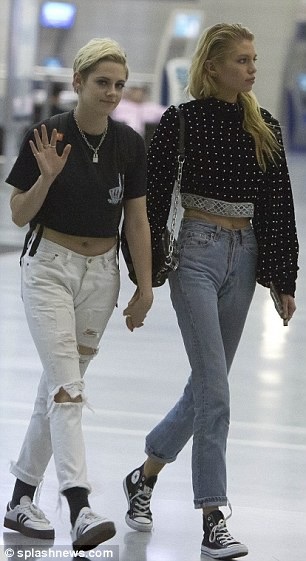 Kristen Stewart hạnh phúc nắm tay bạn gái - 4
Kristen Stewart thậm chí còn vẫy tay chào thợ săn ảnh