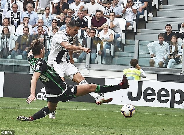 Những khoảnh khắc sung sướng tột độ của C.Ronaldo khi ghi bàn đầu tiên cho Juventus - 9
Cú dứt điểm không thể cản phá