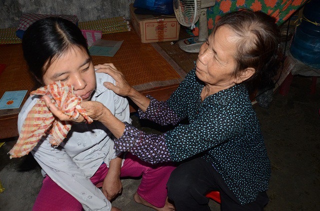 Bản thân tật nguyền, lại cưu mang đứa cháu bất hạnh nên cuộc sống của 2 bác cháu vô cùng khó khăn.