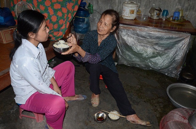 Đau lòng nhìn bát cơm nguội với mắm của bác tật nguyền chăm cháu tâm thần - 2