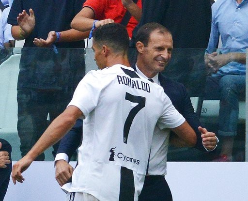 Những khoảnh khắc sung sướng tột độ của C.Ronaldo khi ghi bàn đầu tiên cho Juventus - 10
C.Ronaldo đến chia vui với HLV Allegri