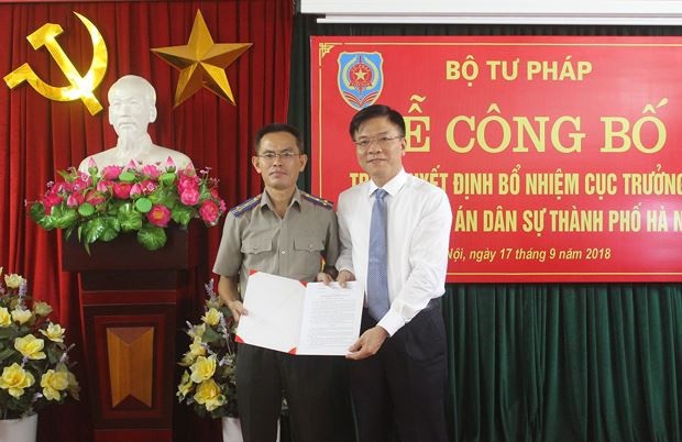 Ông Lê Xuân Hồng làm Cục trưởng Cục Thi hành án dân sự Hà Nội - 1 Bộ trưởng Bộ Tư pháp Lê Thành Long trao quyết định bổ nhiệm Cục trưởng Cục Thi hành án dân sự TP Hà Nội cho ông Lê Xuân Hồng (Ảnh: PLVN).
