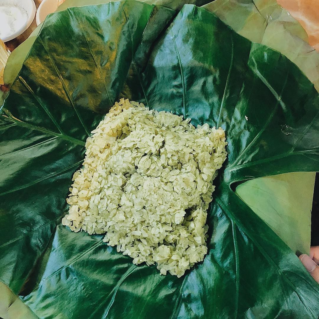 Ở Hà Nội, bạn có thể mua cốm Vòng ở khắp khắp các ngóc nghách, khu phố nhỏ nhưng ngon nhất là cốm ở Hàng Đường, Hàng Than, Hàng Cân, Hàng Thuốc Bắc… Ảnh: @dolakenn0804