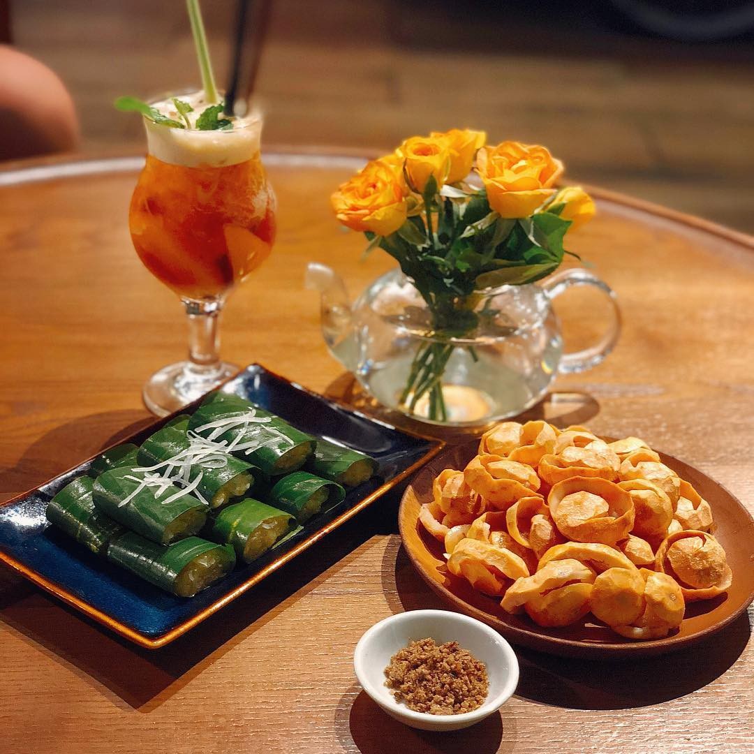 Không giống với vẻ chát chúa, xù xì và xanh ngắt của những trái sấu đầu mùa, sấu tháng 8 có vỏ ngoại vàng ương, rất bắt mắt. Ảnh: @hoabachhop0109