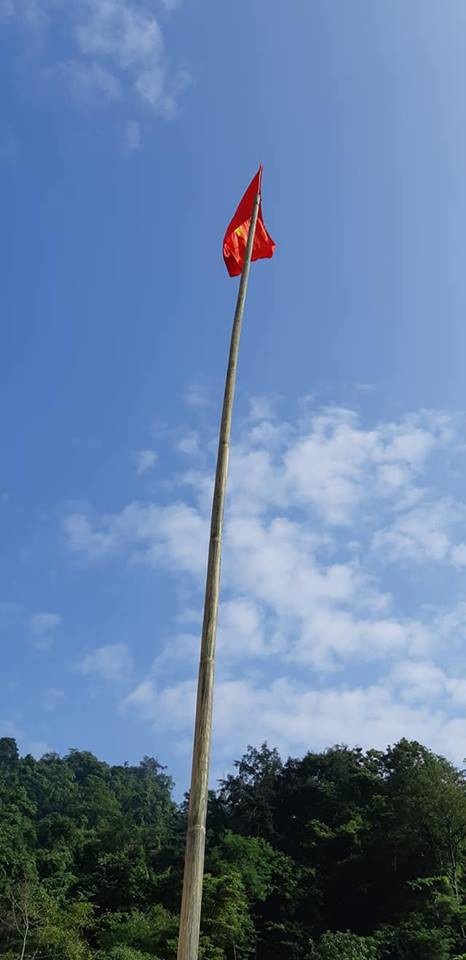 Khánh thành công trình phòng học Dân trí thứ 21 tại điểm trường Huổi Điết, Điện Biên - 11
Lá cờ tổ quốc tung bay bên công trình mới mang tên Dân trí tại điểm trường Huổi Điết