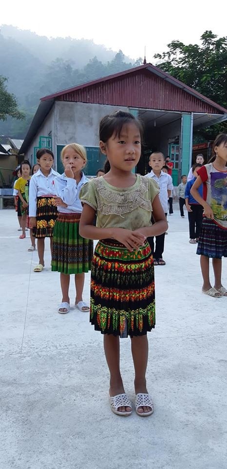 Khánh thành công trình phòng học Dân trí thứ 21 tại điểm trường Huổi Điết, Điện Biên - 2
Nhiều em học sinh có hoàn cảnh khó khăn, đi học trong những bộ áo quần lem luốc cáu bẩn