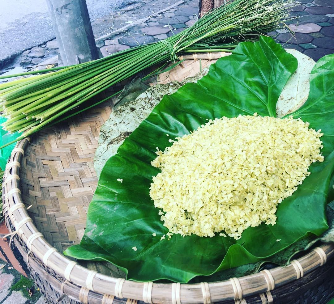 ốm được gói trong lá sen xanh, buộc cọng rơm nếp thế mới dậy được vị thanh tao của hạt cốm. Ảnh: @Luong.tien.duc