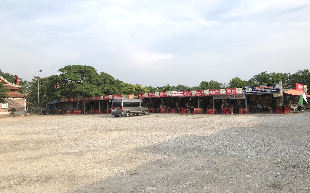 Cả trăm người dân phản đối di dời ki ốt ở đền Ông Hoàng Mười! - Ảnh 4. Cả trăm người dân phản đối di dời ki ốt ở đền Ông Hoàng Mười! - Ảnh 4.