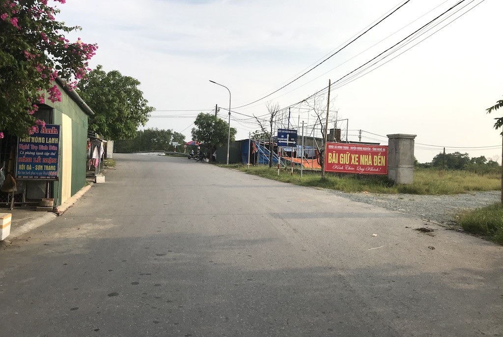 Cả trăm người dân phản đối di dời ki ốt ở đền Ông Hoàng Mười! - Ảnh 5. Cả trăm người dân phản đối di dời ki ốt ở đền Ông Hoàng Mười! - Ảnh 5.