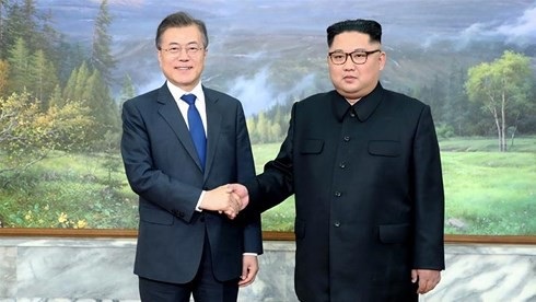 Dư luận kỳ vọng điều gì ở Thượng đỉnh liên Triều lần 3? - 1
Hai nhà lãnh đạo Hàn Quốc và Triều Tiên sẽ thảo luận về các biện pháp nhằm làm giảm những căng thẳng trong Khu vực Phi quân sự. Ảnh: Reuters