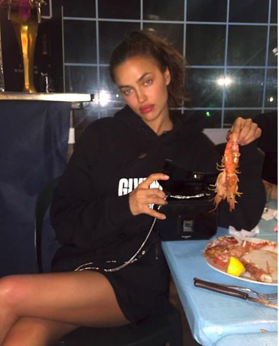 Ngỡ ngàng với hình ảnh đời thực của các mỹ nhân - 12 Ngay cả ảnh chụp bâng quơ lúc ăn tôm cũng không thể làm Irina Shayk bị “dìm hàng”