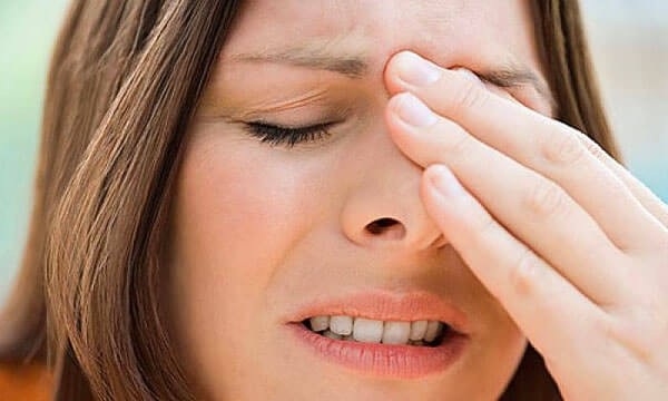 Khổ như… viêm xoang mạn tính - 2 Viêm xoang không được xem xét điều trị đúng có thể gây những biến chứng nguy hiểm đến mắt, não...