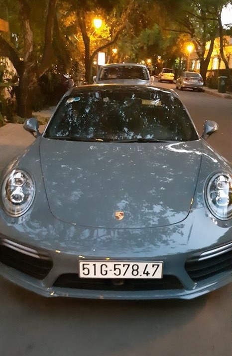 "Vua" cà phê Đặng Lê Nguyên Vũ: Thú chơi siêu xe ít ai sánh bằng - 6
Porsche 911 Turbo S màu xám lông chuột trước biệt thự của Chủ tịch Trung Nguyên.
