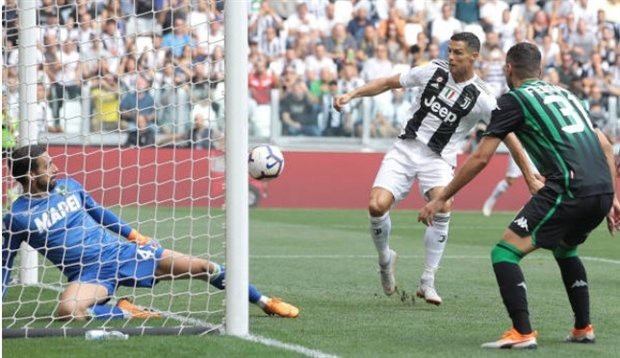 Những khoảnh khắc sung sướng tột độ của C.Ronaldo khi ghi bàn đầu tiên cho Juventus - 2
Khoảnh khắc C.Ronaldo đệm bóng tung lưới Sassuolo mở tỷ số trận đấu