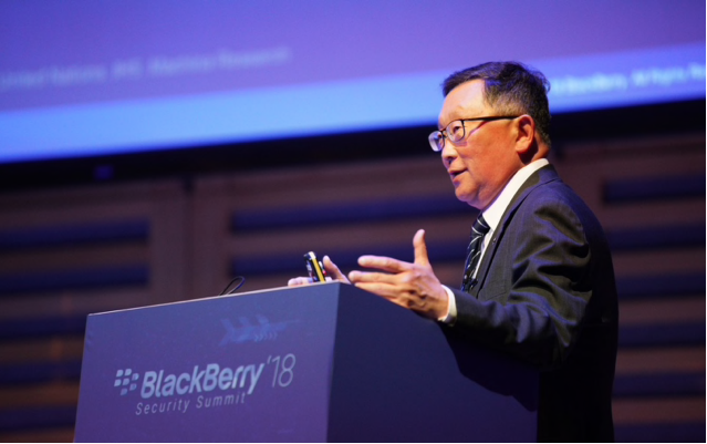 Ô tô tự lái có thể bị hack và trở thành vũ khí tấn công - 1
CEO John Chen phát biểu tại Hội nghị an ninh Blackberry ở London hôm 12/9 vừa qua (Ảnh: Blackberry)