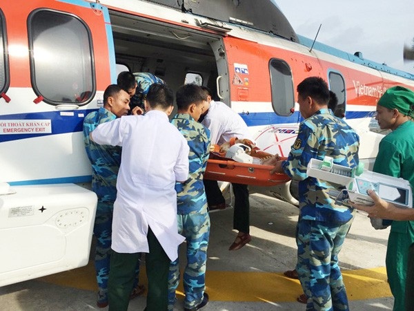 Ngư dân bị nạn ngoài khơi được cấp cứu bằng máy bay - 1
Các y, bác sĩ Bệnh viện Quân Y 175 cùng cán bộ, chiến sĩ Hải quân Phan Vinh đưa hai bệnh nhân lên máy bay về đất liền cứu chữa.
