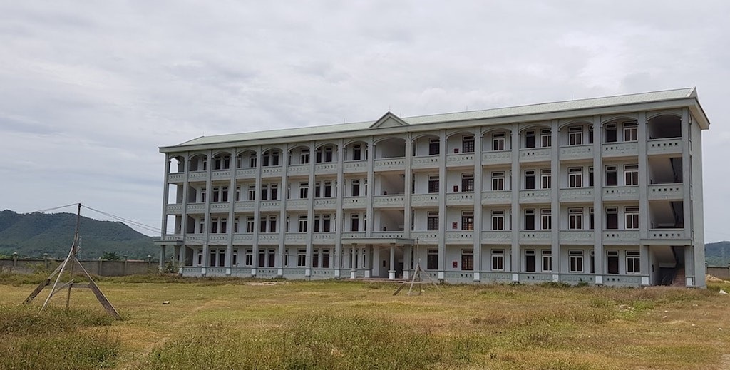 Cận cảnh ngôi trường trung cấp 100 tỷ bỏ hoang tại Nghệ An! - Ảnh 11. Cận cảnh ngôi trường trung cấp 100 tỷ bỏ hoang tại Nghệ An! - Ảnh 11.