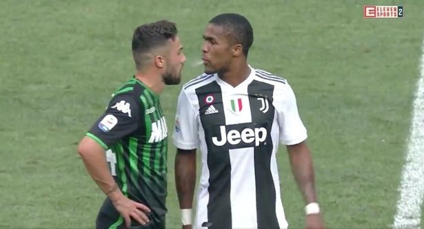 “Phun mưa” vào đối thủ, ngôi sao Brazil phá hỏng ngày vui của C.Ronaldo - 1
Douglas Costa nhận thẻ đỏ trực tiếp vì phun mưa vào đối thủ