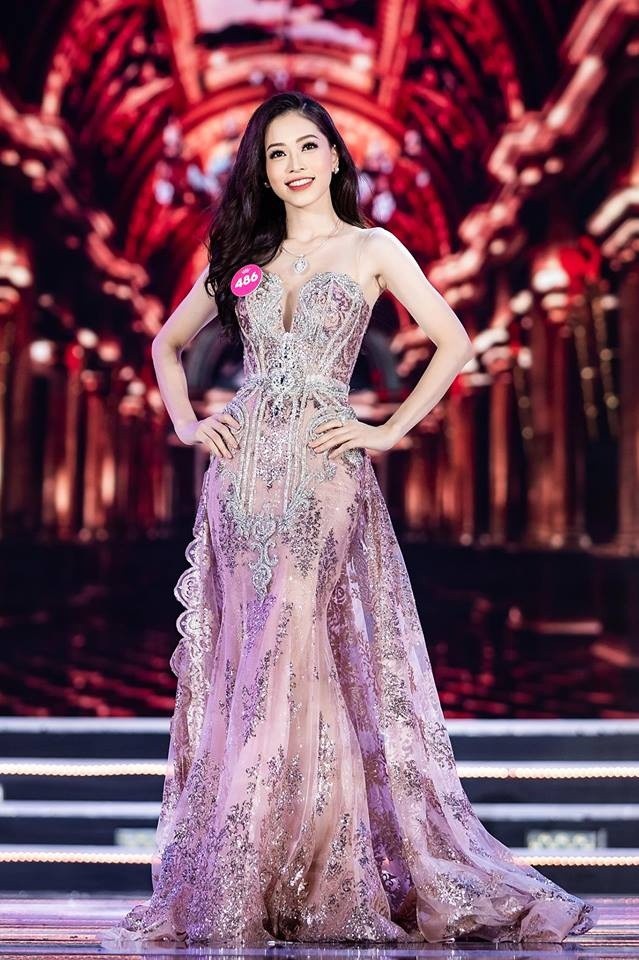 Á hậu 1 Phương Nga gấp rút tham dự Miss Grand International 2018 - 2 Nhiều người dự đoán Á hậu Phương Nga sẽ làm nên chuyện ở đấu trường nhan sắc lớn.