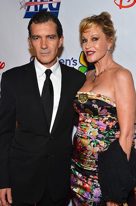 Antonio Banderas đẹp đôi bên bạn gái kém 21 tuổi - 8
Banderas và người vợ thứ hai - nữ diễn viên Melanie Griffith kết hôn vào năm 1996, ly dị năm 2014.