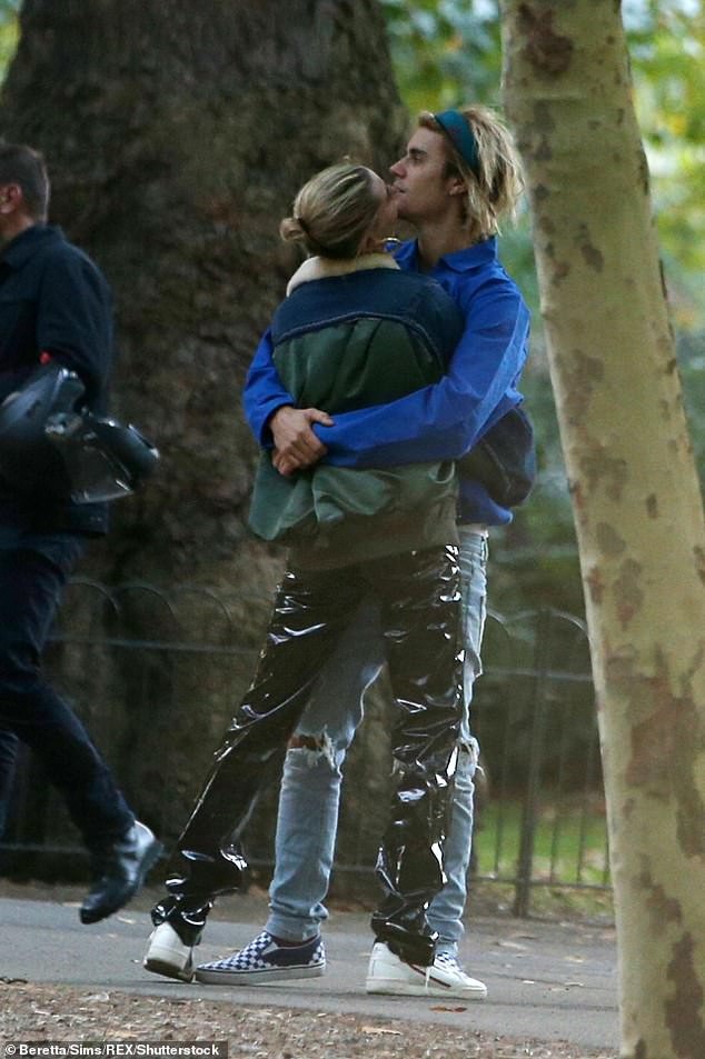 
Hailey Baldwin sang Anh trình diễn thời trang và Justin Bieber đi theo để cổ vũ người yêu
