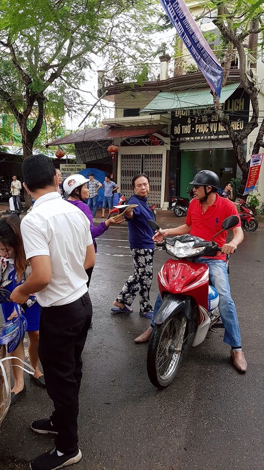 Biển người đội mưa xem các ông trâu "đấu vật" - 12
Và giấy mời cũng được phe vé rao bán với giá cao.