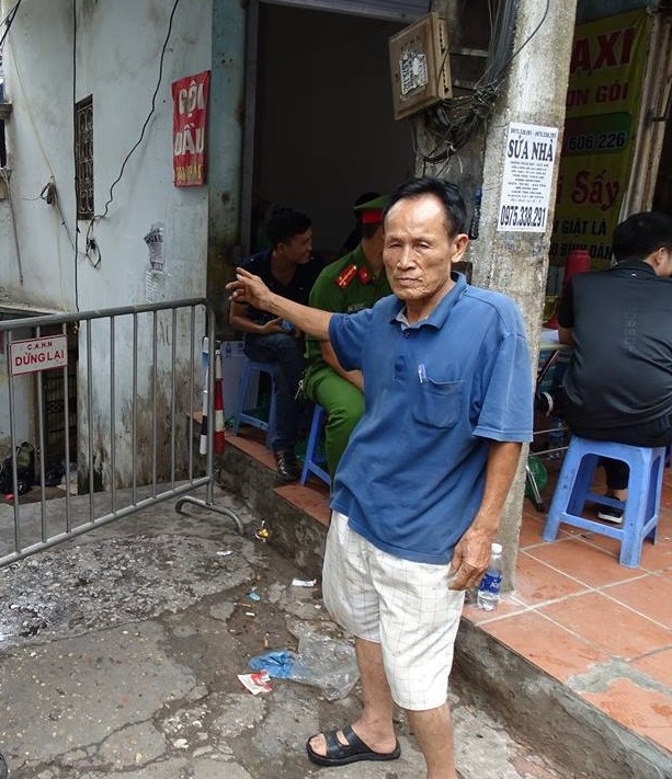 Cháy rụi 30 phòng trọ, ông Hiệp “khùng” lo bệnh nhân ngủ ngoài đường - 4 Ông Hiệp - chủ dãy trọ dành cho người nghèo thất thần trước hiện trường đám cháy