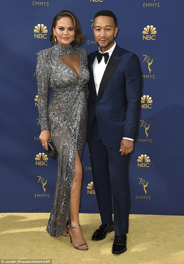 
Cùng dự lễ trao giải Emmy còn có vợ chồng Chrissy Teigen - John Legend
