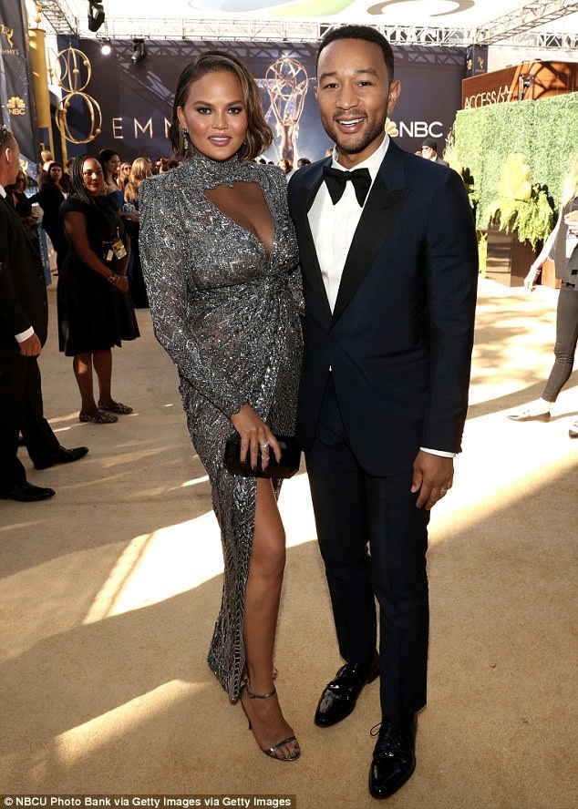 
Chrissy Teigen mới sinh đứa con thứ 2 được ít tháng
