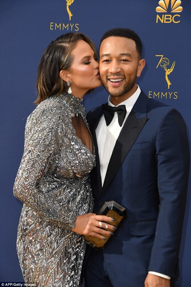 
Hai vợ chồng cô luôn cùng nhau dự mọi sự kiện lớn nhỏ của Mỹ.
